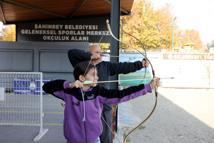 Tarih dizilerinden etkilenen baba-kız, kursta ok atmayı öğreniyor