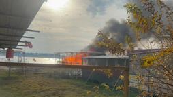 Adana'da adadaki kaçak işletmelerin yıkımı için işlem başlatıldı, bazı kişiler direnip iş yerini yaktı