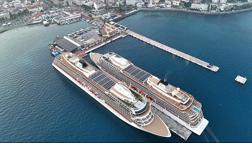 Kuşadası'na iki kruvaziyerle denizden 1748 turist geldi