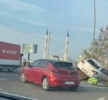 Diyarbakır’da refüjdeki ağaca ve direğe çarpan otomobildeki 2 kişi yaralandı