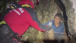 Dağlık alanda mahsur kalan genci jandarma kurtardı