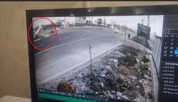 Otomobilin refüjdeki ağaç ve direğe çarptığı kaza kamerada