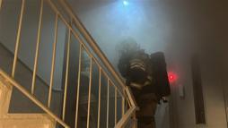 Çakmakla oynarken yangın çıkardı