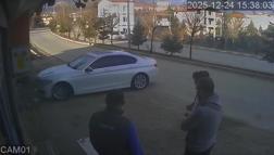 Geri giderek yola çıkan otomobil, arkadan gelen otomobille çarpıştı; kaza kamerada