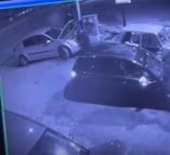 Tamir sırasında otomobile, başka bir araç çarptı; kaza kamerada