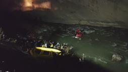 Hakkari'de hafif ticari araç Zap Suyuna yuvarlandı; 1 yaralı / Ek fotoğraflar