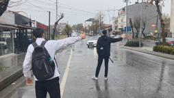 İstanbul - Arnavutköy'de okul çıkışı otostopla eve giden öğrencilerden 'otobüs seferlerinin artırılması' talebi