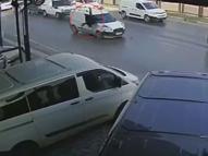 Hafif ticari aracın yayaya çarptığı kaza kamerada