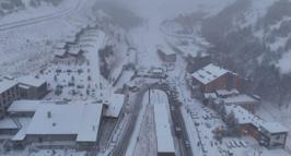 Palandöken’de kar kalınlığı 70 santimetreyi geçti; kayak merkezi dronla görüntülendi