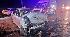 Sakarya'da iki otomobil çarpıştı; 6 yaralı