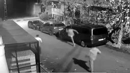 İstanbul - Avcılar'da park halindeki araçların aynalarını kıran kişiler kamerada