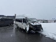 Kayseri'de işçi servis minibüsü, TIR'a çarptı: 11 yaralı