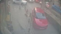 İstanbul - Küçükçekmece'de park halindeki otomobile TIR çarptı; kaza kamerada