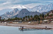 Karlı dağ manzarasında sahil keyfi