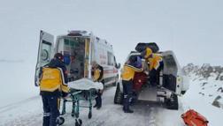 Şanlıurfa’da kar nedeniyle yolları kapanan mahallerdeki hastalar, paletli ambulansla nakledildi