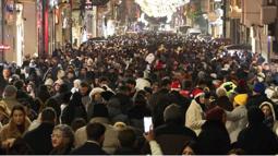 İstanbul- Yeni yıla saatler kala İstiklal Caddesi'nde yoğunluk