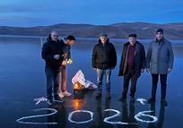 Yeni yılı yüzeyi buz tutan Çıldır Gölü’nde kaz eti yiyerek karşıladılar