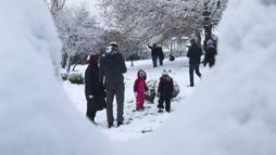 İstanbul - Çamlıca Tepesi'nde kar yağışının keyfini aileler çıkardı