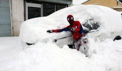 'Örümcek Adam' kostümüyle depremzedeyi ziyaret etti, kaldırım temizleyip çocuklarla kar topu oynadı