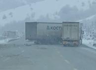 2 TIR’ın çarpıştığı kaza kamerada