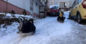 Bursa’da çocuklar poşetlerle kayıp karın keyfini çıkardı