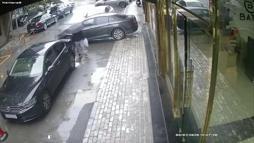 İstanbul- Güngören'de binanın çatısının araçların üzerine düştüğü anlar kamerada