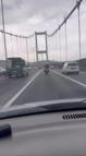 İstanbul-Fırtınada köprüyü geçmeye çalışan motosikletlilere diğer araçlar kalkan oldu