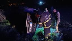 Devrilen otomobilin sürücüsü yaralandı