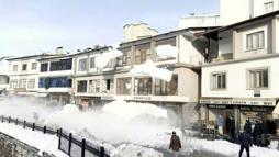 Ayşe'nin ölümü sonrası esnaf tedbir aldı; biriken kar kütleleri temizleniyor