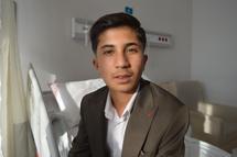 Uçurtmasını kurtarmak isterken akıma kapılan ve entübe edilen Erdal, hayata tutundu