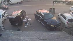 İstanbul - Ümraniye'de fren yerine gaza basan sürücü park halindeki otomobile çarptı; kaza kamerada