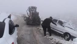Diyarbakır’da, karda mahsur kalan otomobil kurtarıldı