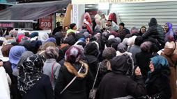 İstanbul - Sultangazi'de mağaza açılışında izdiham yaşandı