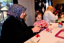 Bornova'da minik eller dokuma tezgahı başında