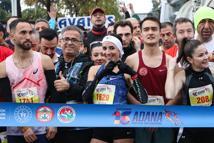 Sağanak altında 3 bin kişi Kurtuluş Yarı Maratonu’nda koştu