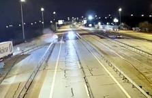 Edirne'de ters yöne giren otomobil bariyere çarptı, 2 yaralı; kaza kamerada