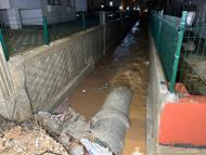 Adana'da sağanak nedeniyle bir sitenin istinat duvarı yıkıldı, zemin katı suyla doldu