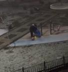 İstanbul - Sultangazi'de kar yağışı altında parkta arkadaşını tıraş etti