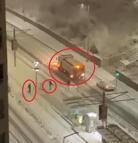 Kar topu isabet eden kar küreme aracı refüje çarptı; o anlar kamerada