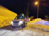 Yolu kardan kapanan mezrada rahatsızlanan hamile kadına 5,5 saatte ulaşıldı