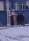 Karla kapanan Atatürk büstünü temizlediler