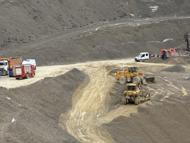 Taş ocağı sahasında devrilen kamyonun şoförü öldü