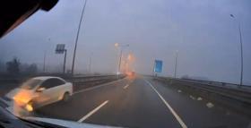 Ters yönde ilerleyen otomobil, kazaya neden oldu; o anlar kamerada