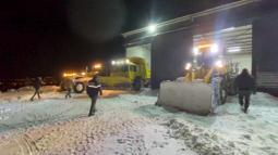 Kar ve tipide mahsur kalan TIR şoförü kurtarıldı