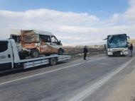 Otobüsle minibüs çarpıştı; 2 yaralı