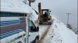 Batman’da kara saplanan kamyonet, iş makinesiyle kurtarıldı