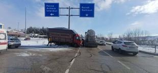 Çekici, kamyona yandan çarptı; 2 ağır yaralı