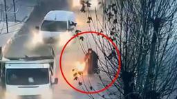 Eylem için lastik yakan gruba, kadınlar engel oldu; o anlar kamerada