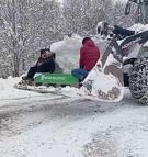 Kardan kapanan yolda cenaze iş makinesinin kepçesinde taşındı; o anlar kamerada
