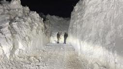 Yüksekova'da çığ düşen köy yolu ulaşıma açıldı